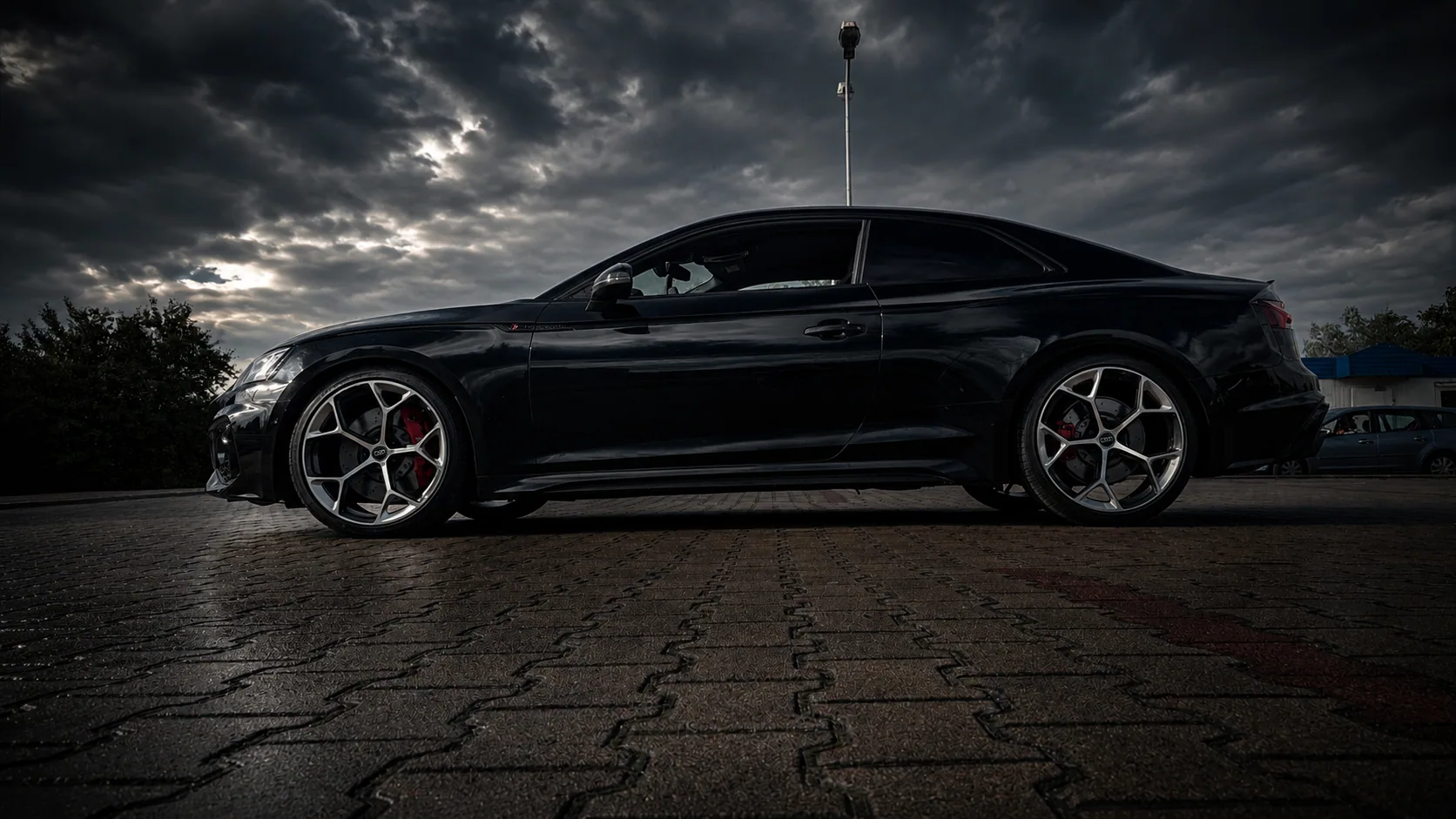 Audi RS5 — widok boczny