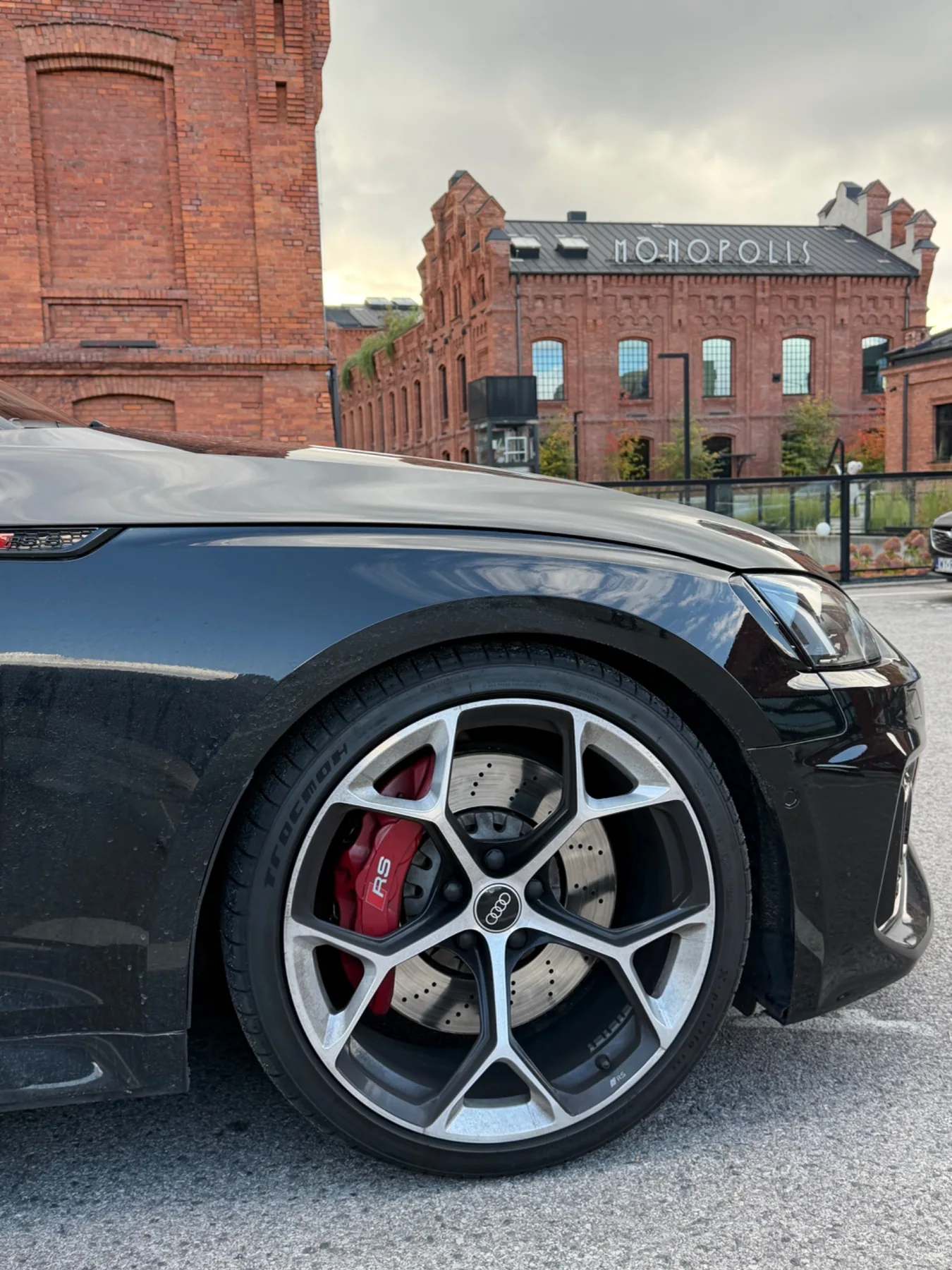 Audi RS5 — detal felgi i hamulca